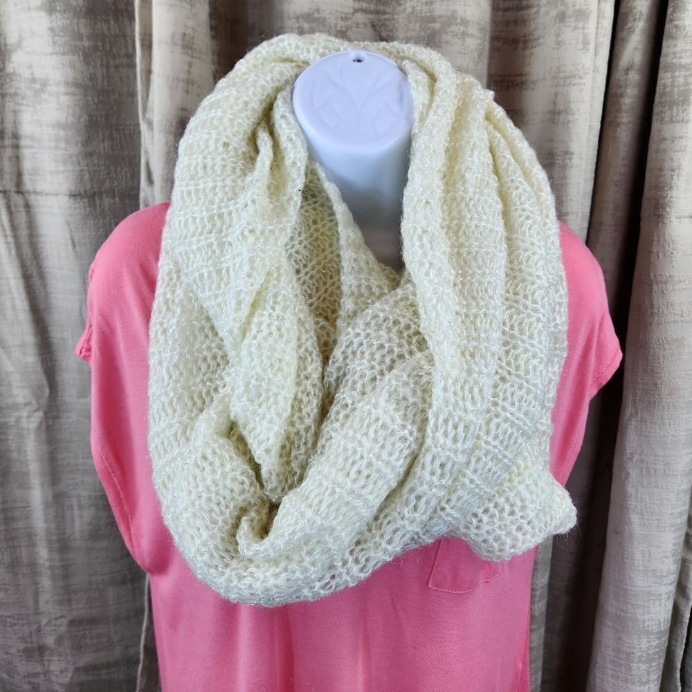 🐞H&M Cream Metallic Knit Infinity Scarf One Size